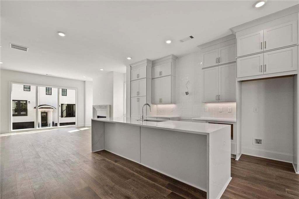 3 bedroom, 4 bathroom, 2,495 sq ft townhouse sold at 3667 Peachtree Road 19, Atlanta, GA 30319