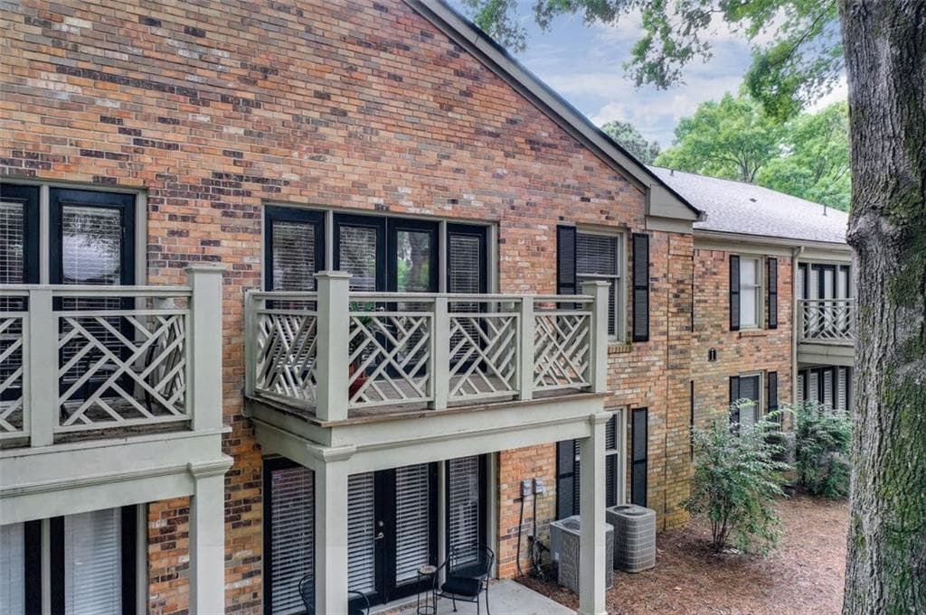 2 bedroom, 1 bathroom, 868 sq ft condominium sold at 3650 Ashford Dunwoody Road 124, Brookhaven, GA 30319
