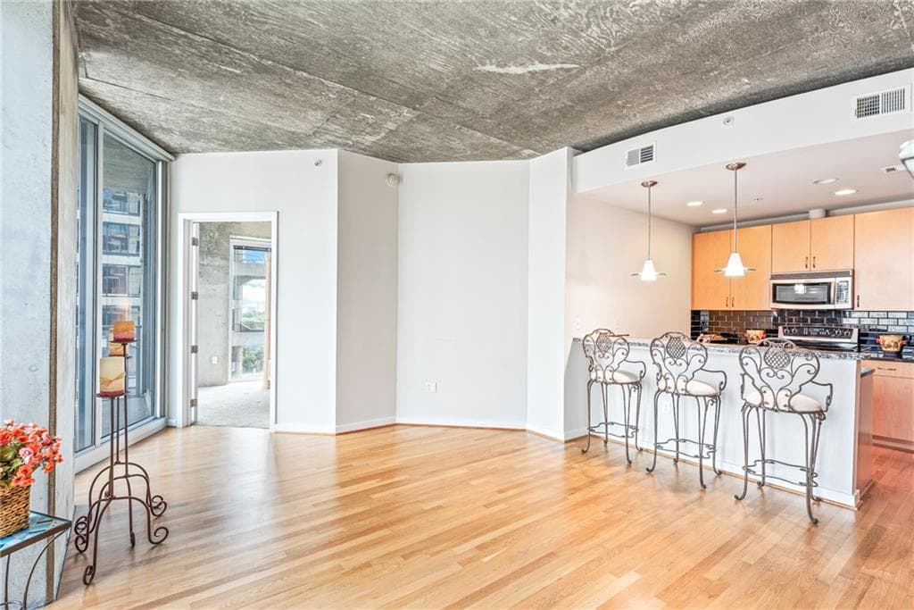 2 bedroom, 2 bathroom, 1,127 sq ft condominium sold at 400 W Peachtree Street 1313, Atlanta, GA 30308