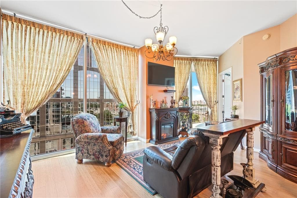 2 bedroom, 2 bathroom, 1,075 sq ft condominium sold at 400 W Peachtree Street 1106, Atlanta, GA 30308