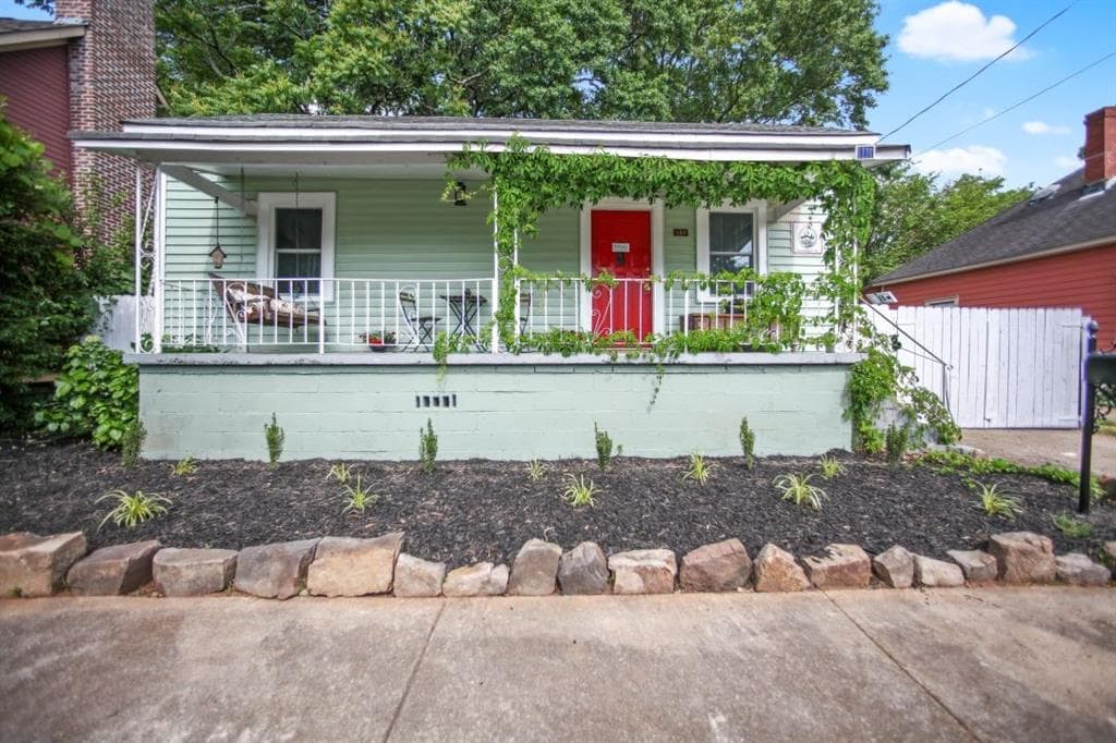 3 bedroom, 2 bathroom, 1,517 sq ft single family residence sold at 184 Savannah Street, Atlanta, GA 30316