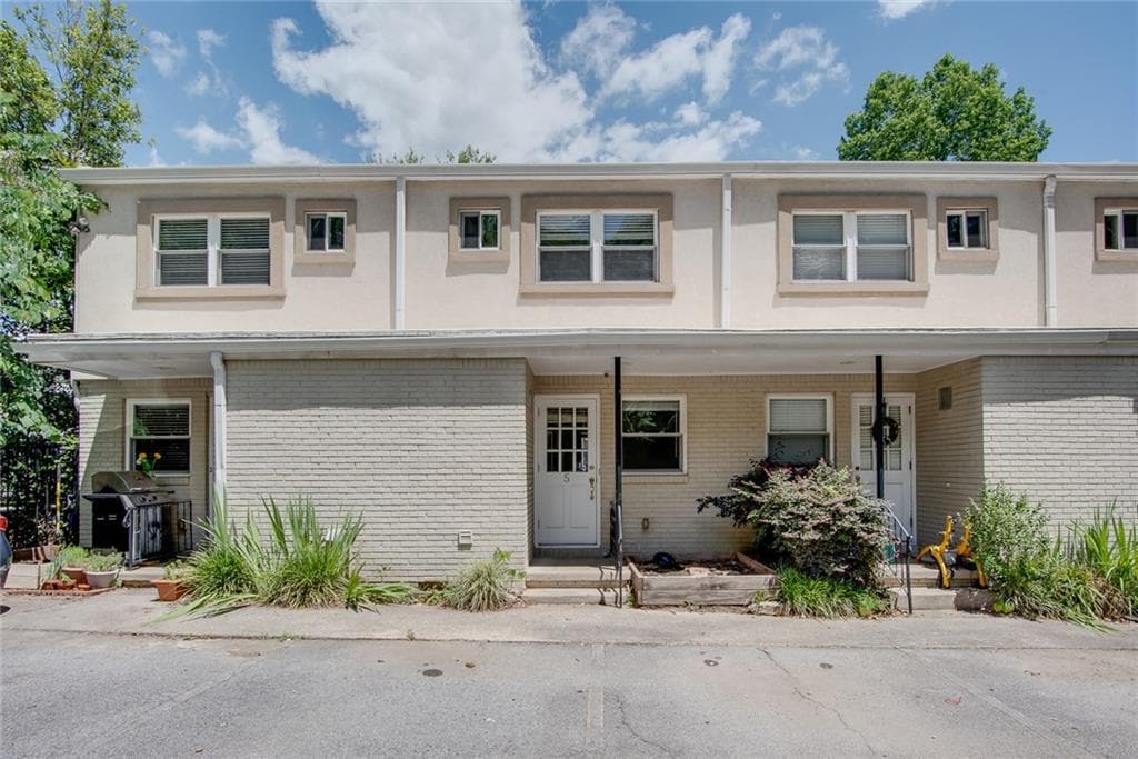 2 bedroom, 1 bathroom, 754 sq ft condominium sold at 381 10th Street 5, Atlanta, GA 30309