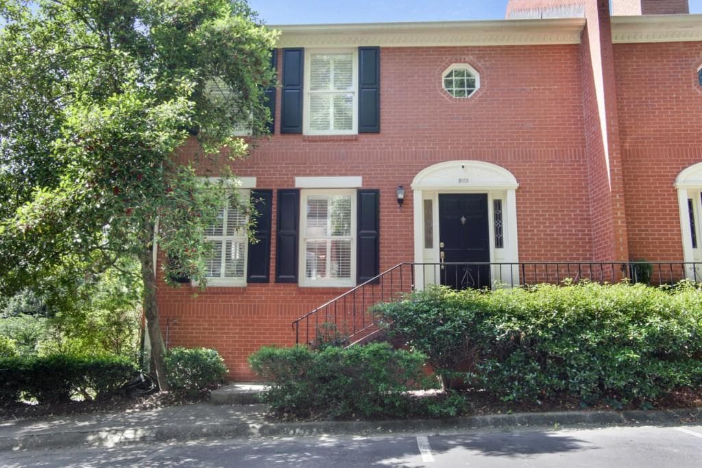 3 bedroom, 4 bathroom, 2,625 sq ft townhouse sold at 2001 Defoors Mill Drive, Atlanta, GA 30318