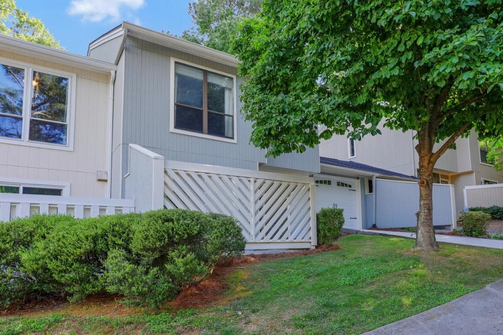 3 bedroom, 3 bathroom, 1,405 sq ft townhouse sold at 2318 Colonial Drive, Brookhaven, GA 30319