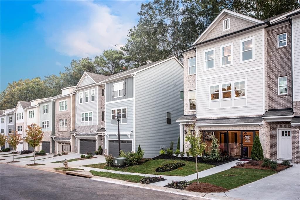 3 bedroom, 4 bathroom, 2,468 sq ft townhouse sold at 2781 White Oak Lane 19, Decatur, GA 30032