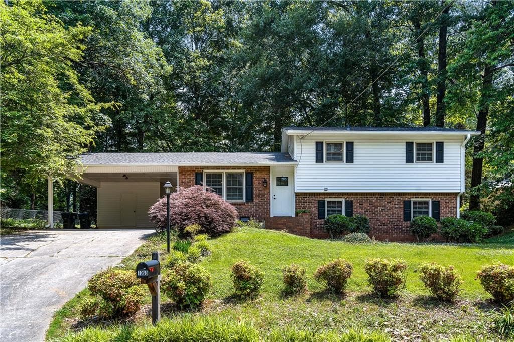 5 bedroom, 2 bathroom, 1,890 sq ft single family residence sold at 1998 COMMODORE Court, Atlanta, GA 30341