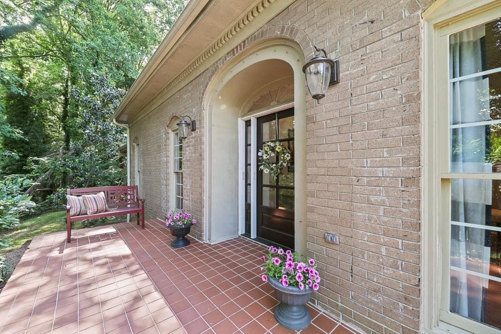 3 bedroom, 4 bathroom, 2,556 sq ft single family residence sold at 125 N Shore Court, Roswell, GA 30075