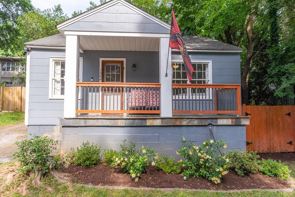 2 bedroom, 1 bathroom, 598 sq ft single family residence sold at 1264 Lyle Place, Atlanta, GA 30318