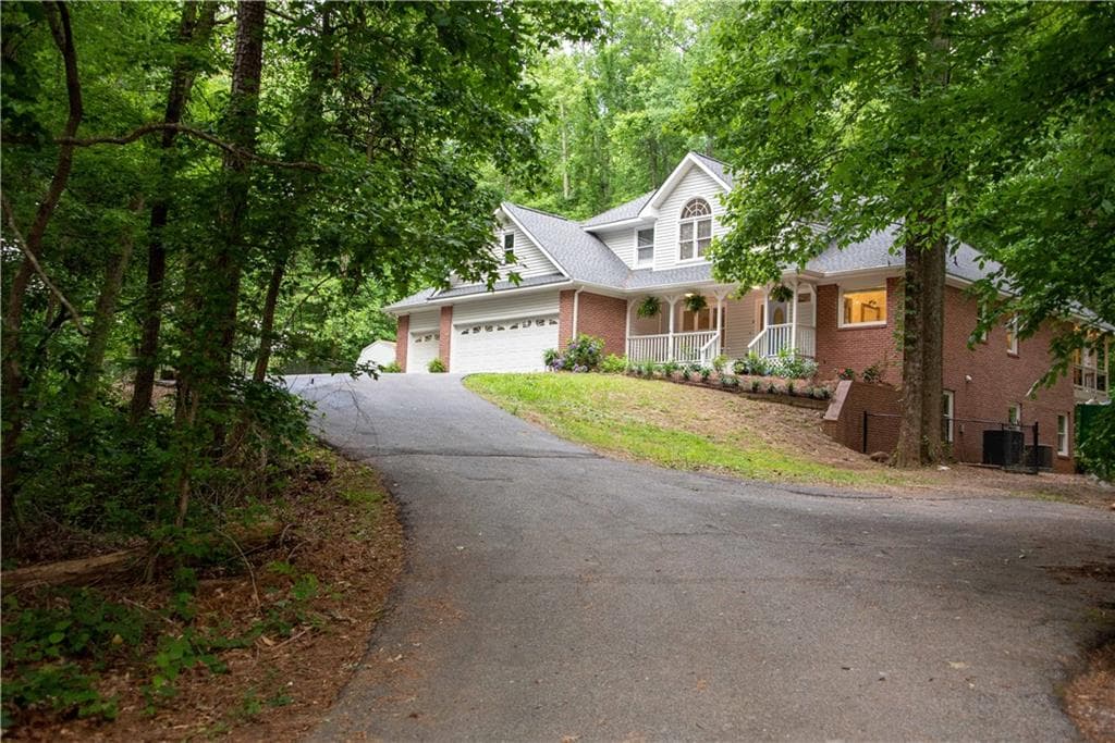 4725 Spot Road, Cumming, GA 30040 — most recent listing photo