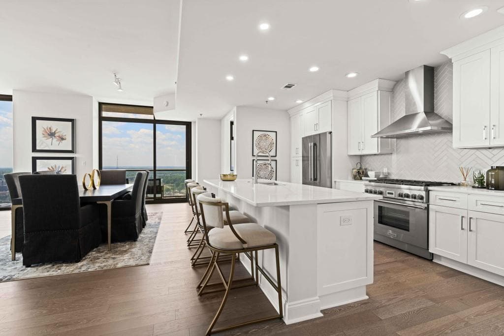 3 bedroom, 3 bathroom, 1,992 sq ft condominium sold at 270 17th Street 3807, Atlanta, GA 30363