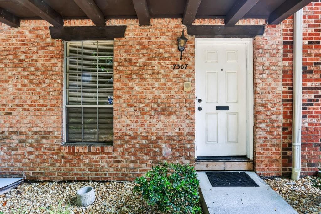 7307 Cardigan Circle, Sandy Springs, GA 30328 — most recent listing photo