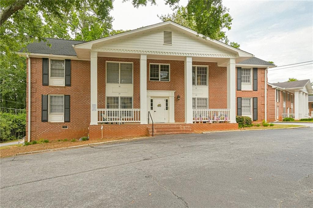 2 bedroom, 1 bathroom, 850 sq ft condominium sold at 135 East Hill Street 34, Decatur, GA 30030