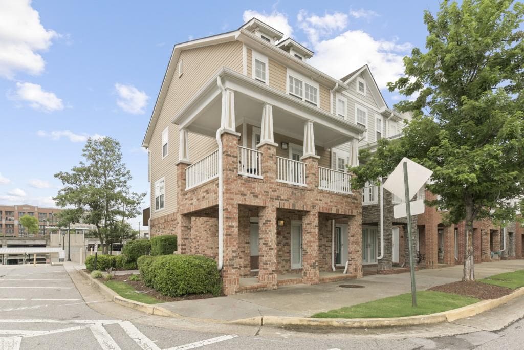 3 bedroom, 4 bathroom, 1,670 sq ft townhouse sold at 221 16th Street 9, Atlanta, GA 30363