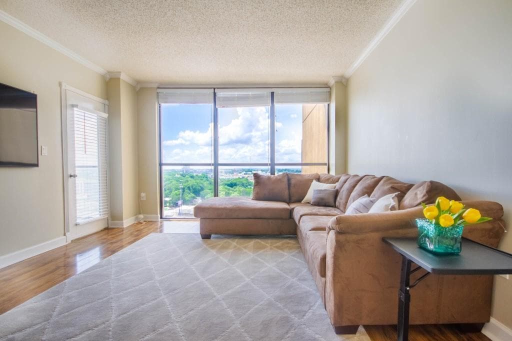 1 bedroom, 1 bathroom, 645 sq ft condominium sold at 1280 W Peachtree Street 2504, Atlanta, GA 30309