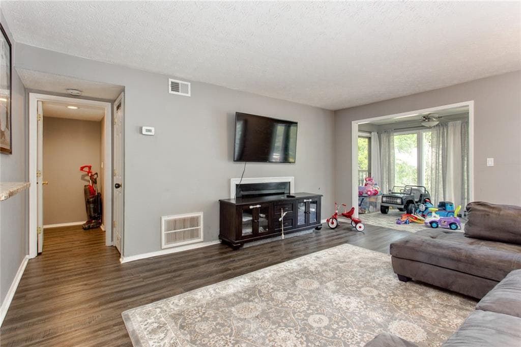 2 bedroom, 2 bathroom, 1,244 sq ft condominium sold at 1707 Augusta Drive, Marietta, GA 30067