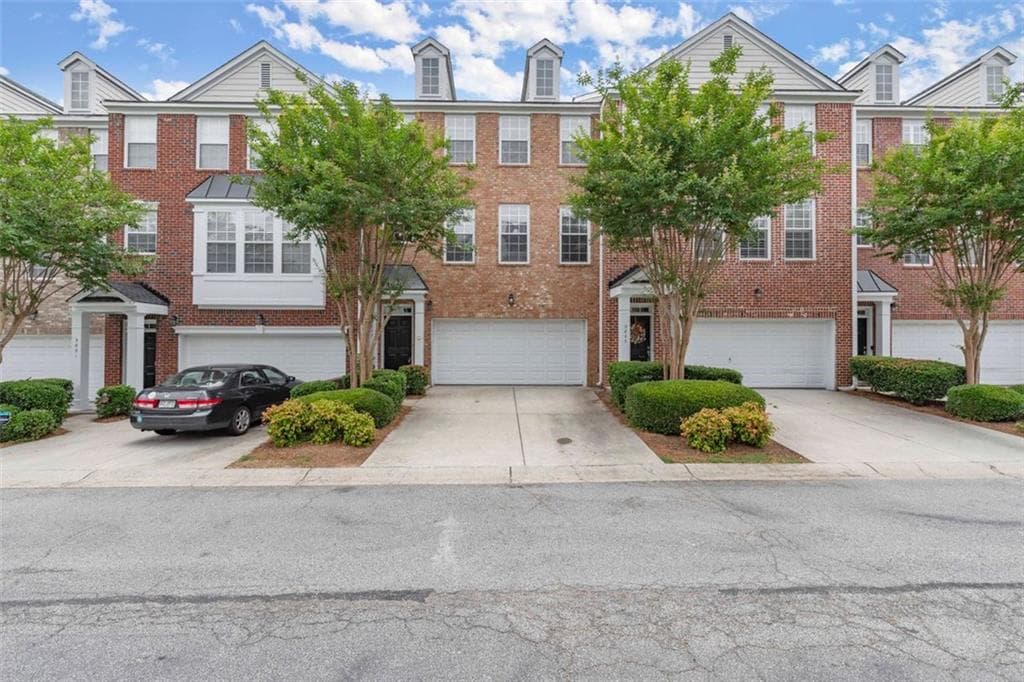 3 bedroom, 4 bathroom, 2,470 sq ft townhouse sold at 3823 CHATTAHOOCHEE SUMMIT Drive 6, Atlanta, GA 30339