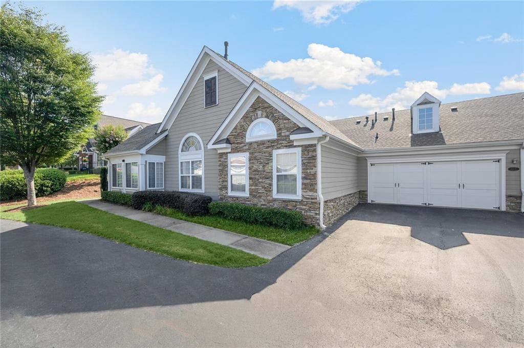 3 bedroom, 2 bathroom, 1,729 sq ft condominium sold at 6107 Menlow Court, Cumming, GA 30041