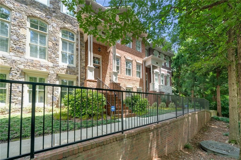 1075 Charles Towne Square, Sandy Springs, GA 30328 — most recent listing photo