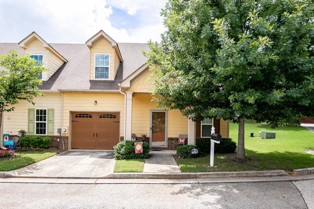 3 bedroom, 3 bathroom, 1,375 sq ft condominium sold at 2842 Fox Bridge Court, Gainesville, GA 30504