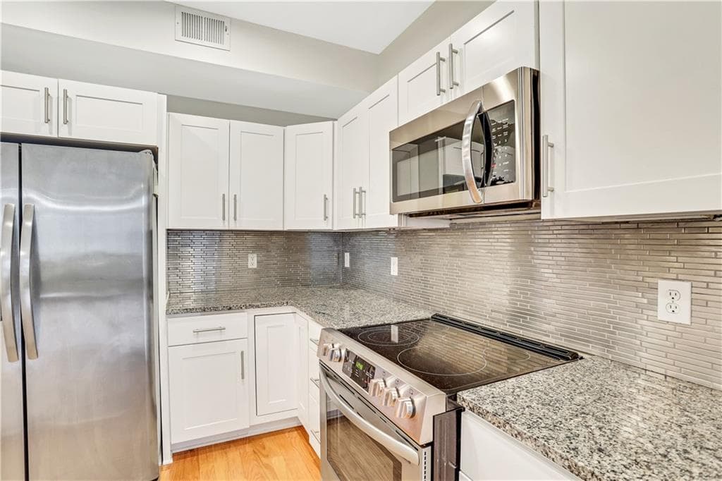 1 bedroom, 1 bathroom, 868 sq ft condominium sold at 390 17th Street 5041, Atlanta, GA 30363