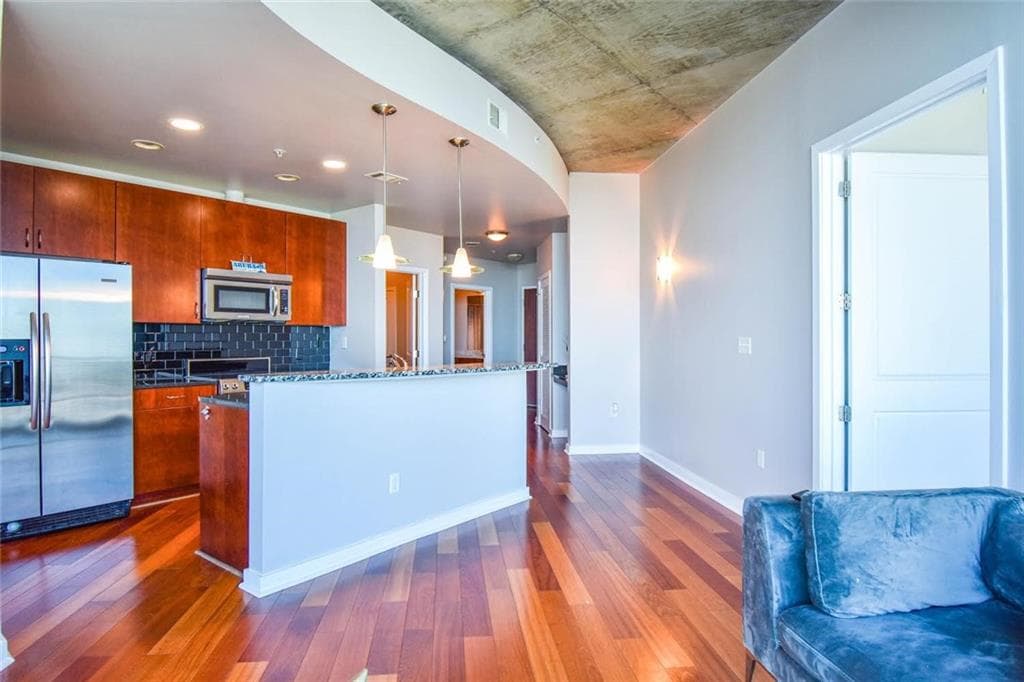 2 bedroom, 2 bathroom, 1,080 sq ft condominium sold at 400 W PEACHTREE Street 3915, Atlanta, GA 30308
