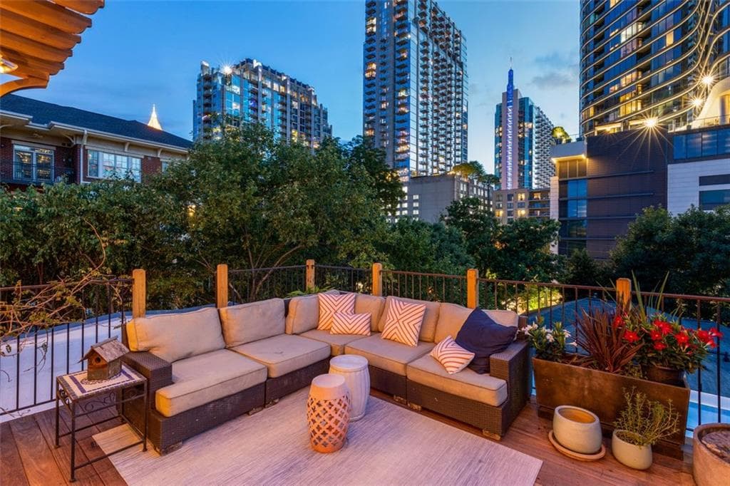3 bedroom, 3 bathroom, 2,038 sq ft condominium sold at 156 7TH Street 5, Atlanta, GA 30308