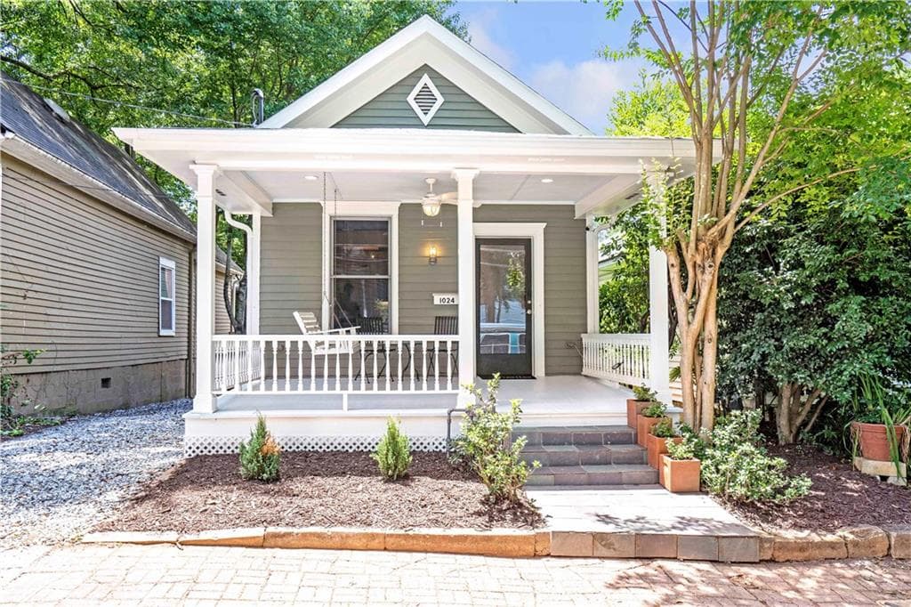 3 bedroom, 1 bathroom, 1,300 sq ft single family residence sold at 1024 Curran Street, Atlanta, GA 30318