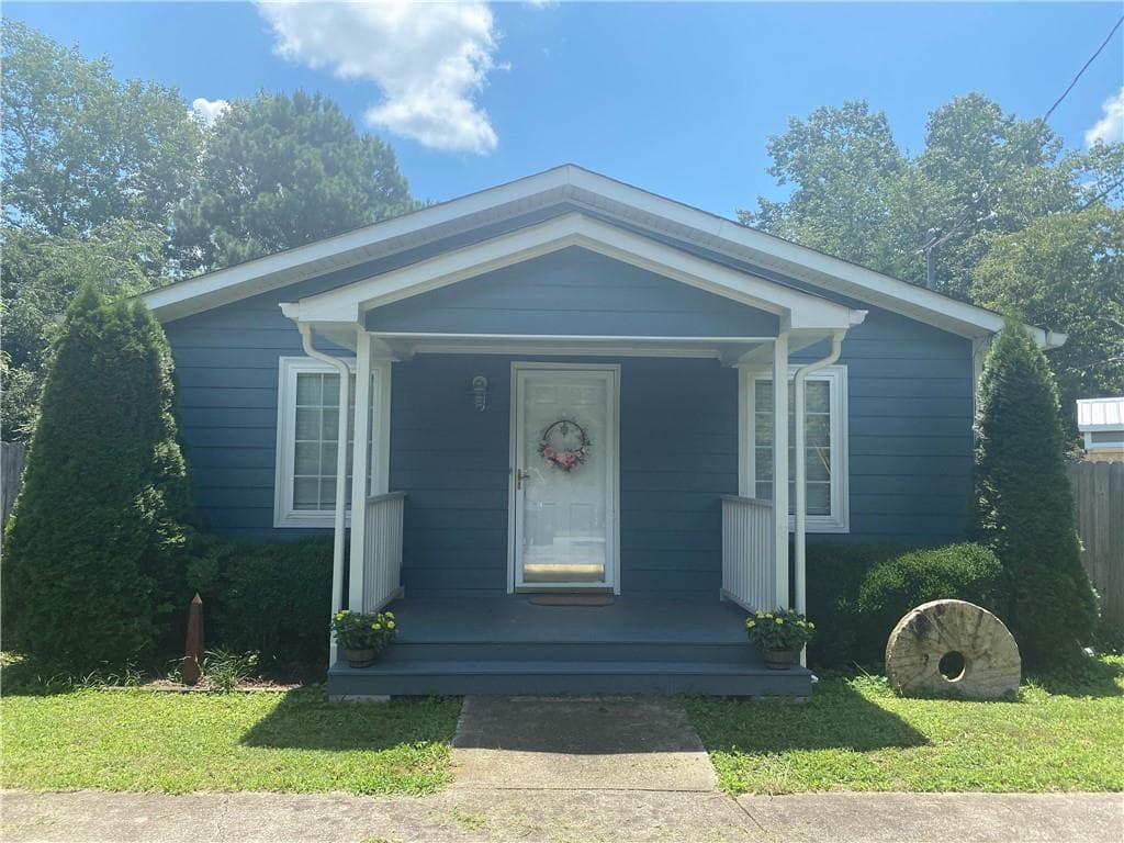 2 bedroom, 1 bathroom, 900 sq ft single family residence sold at 2725 Lakeside Trail, Cumming, GA 30041