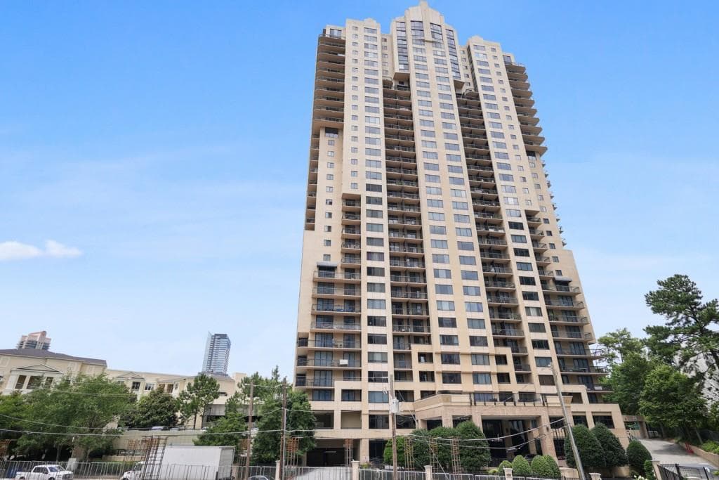 1 bedroom, 1 bathroom, 750 sq ft condominium sold at 3481 Lakeside Drive 804, Atlanta, GA 30326