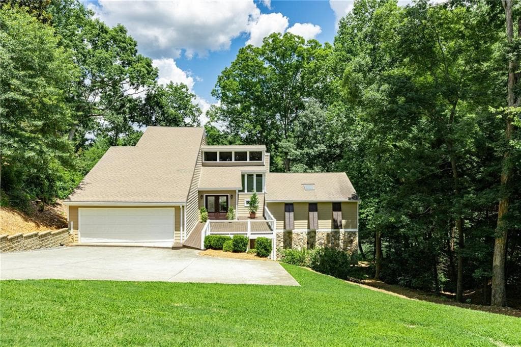 7325 Chattahoochee Bluff Drive, Sandy Springs, GA 30350 — most recent listing photo