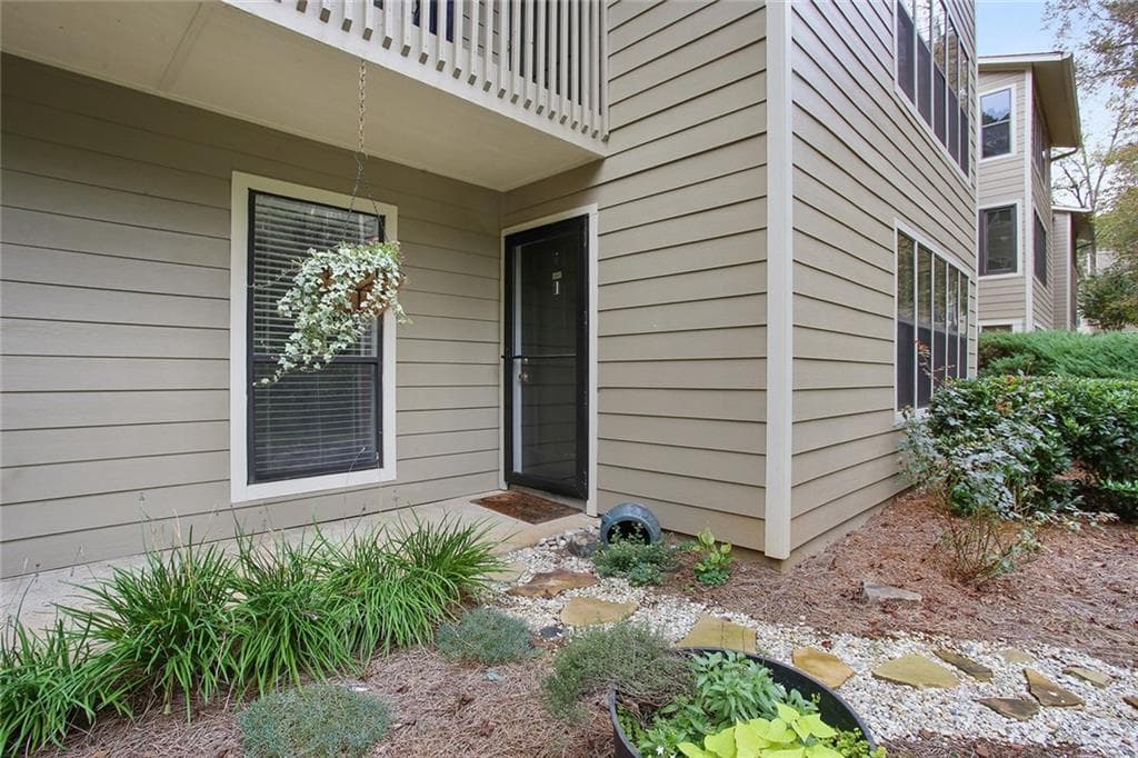2 bedroom, 2 bathroom, 1,158 sq ft condominium sold at 220 River Mill Circle 220, Roswell, GA 30075