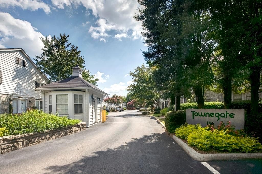 2 bedroom, 2 bathroom, 1,108 sq ft townhouse sold at 136 Peachtree Memorial Drive NY12, Atlanta, GA 30309