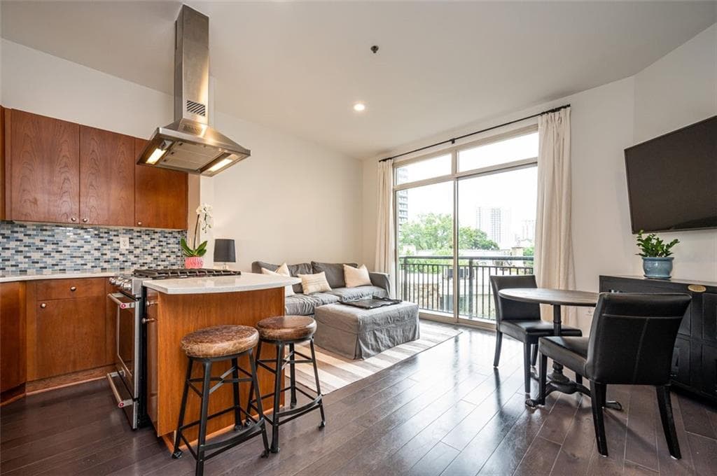 1 bedroom, 1 bathroom, 652 sq ft condominium sold at 2626 Peachtree Road 702, Atlanta, GA 30305