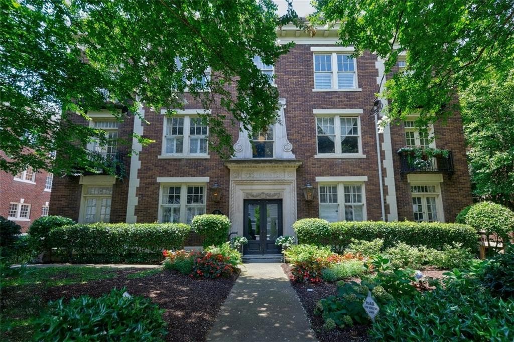 2 bedroom, 1 bathroom, 1,038 sq ft condominium sold at 18 Collier Road 7, Atlanta, GA 30309