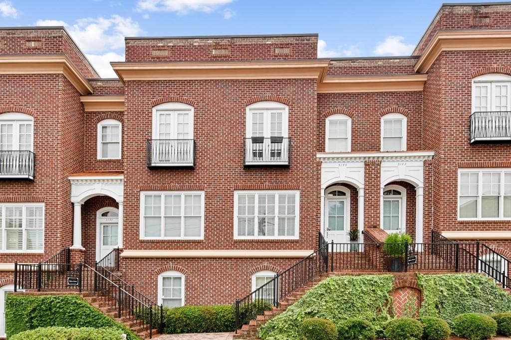 3 bedroom, 4 bathroom, 2,665 sq ft townhouse sold at 5145 Peachtree Road, Atlanta, GA 30341