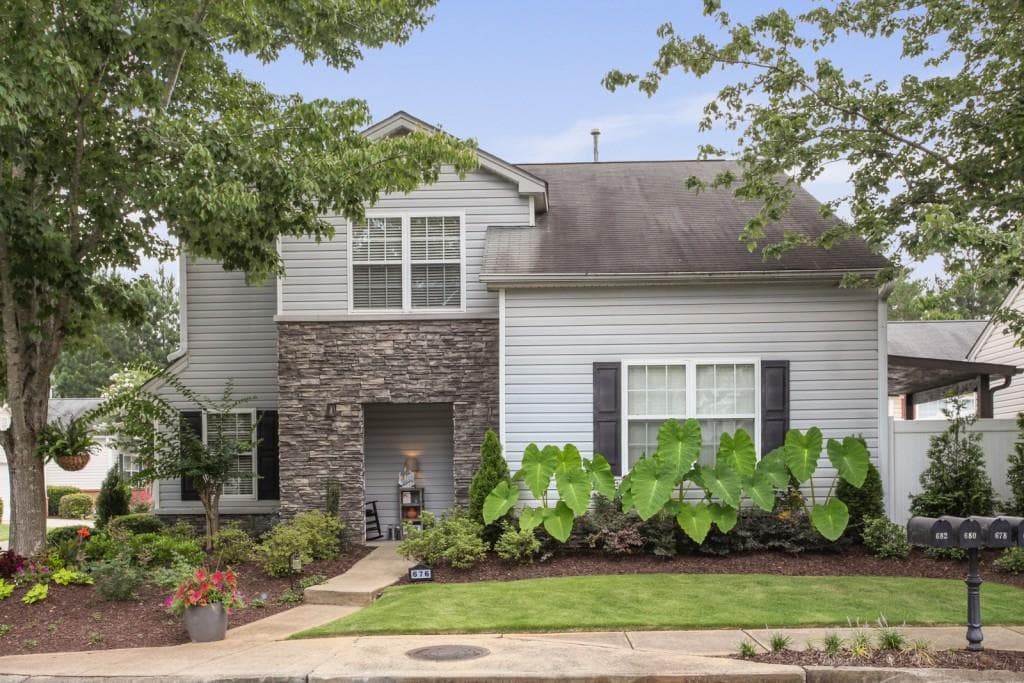 2 bedroom, 3 bathroom, 1,117 sq ft single family residence sold at 676 W Oaks Drive, Woodstock, GA 30188
