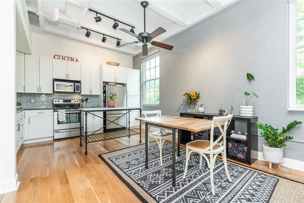 1 bedroom, 1 bathroom, 874 sq ft condominium sold at 1735 Liberty Lane, Roswell, GA 30075