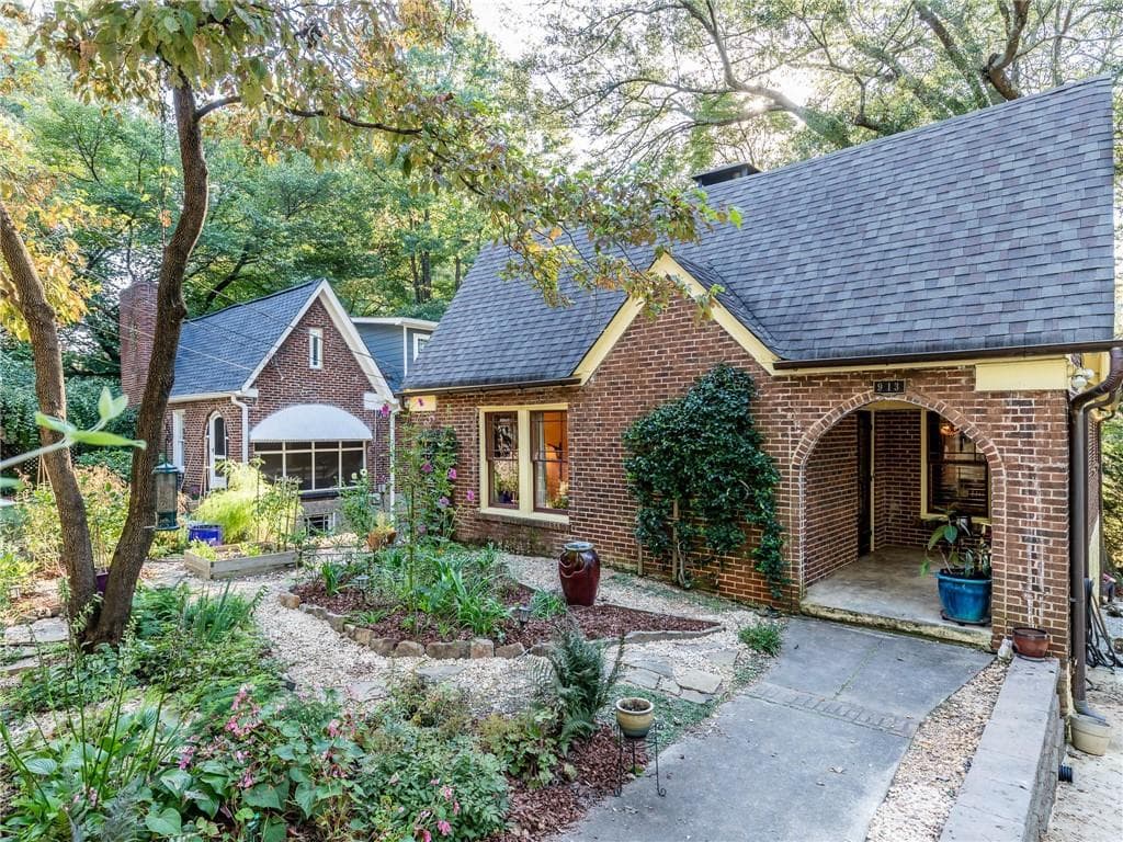 2 bedroom, 2 bathroom, 1,314 sq ft single family residence sold at 913 Underwood Avenue, Atlanta, GA 30316