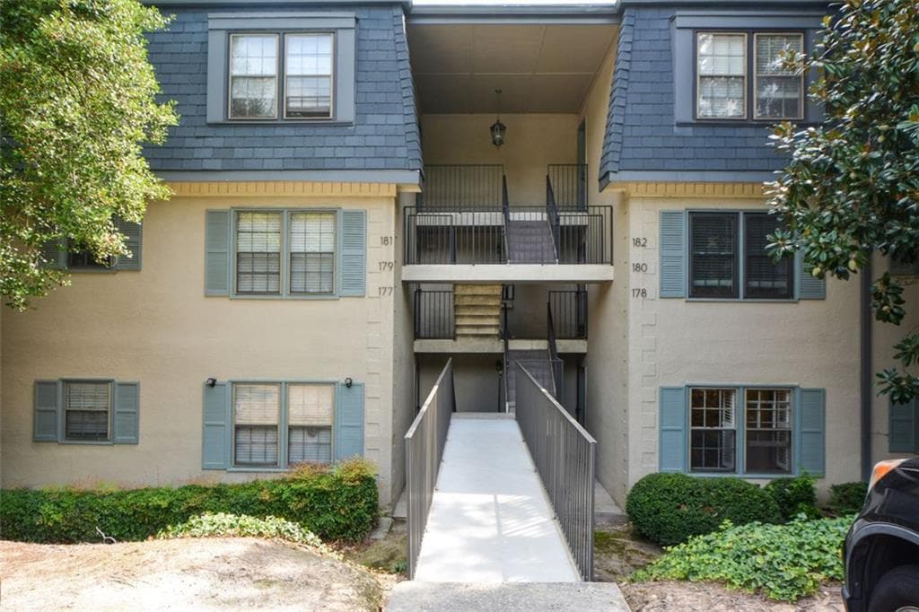 2 bedroom, 2 bathroom, 1,127 sq ft condominium sold at 178 Amherst Place, Atlanta, GA 30327