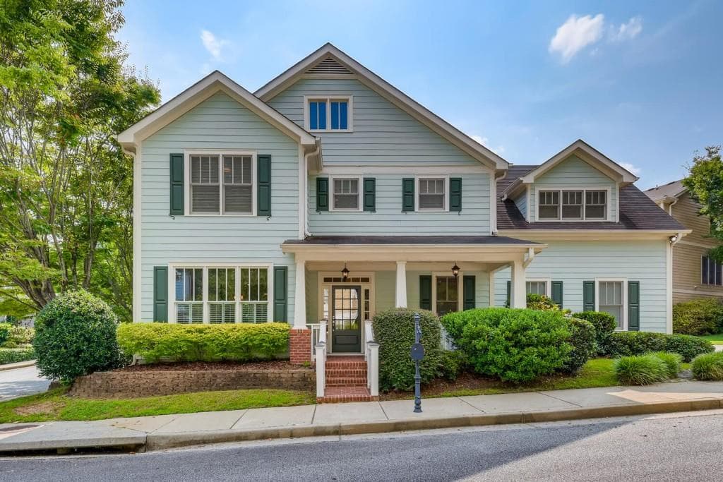 3 bedroom, 3 bathroom, 2,304 sq ft single family residence sold at 2198 Parkview Run, Atlanta, GA 30318