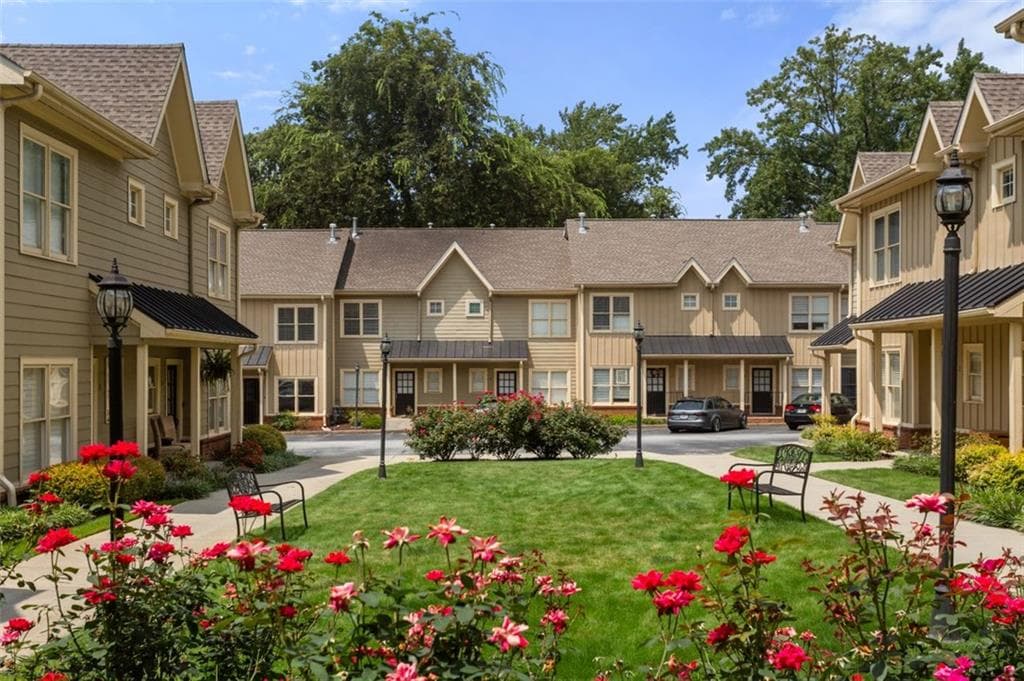 2 bedroom, 3 bathroom, 1,206 sq ft townhouse sold at 1516 HOWELL MILL Road 14, Atlanta, GA 30318