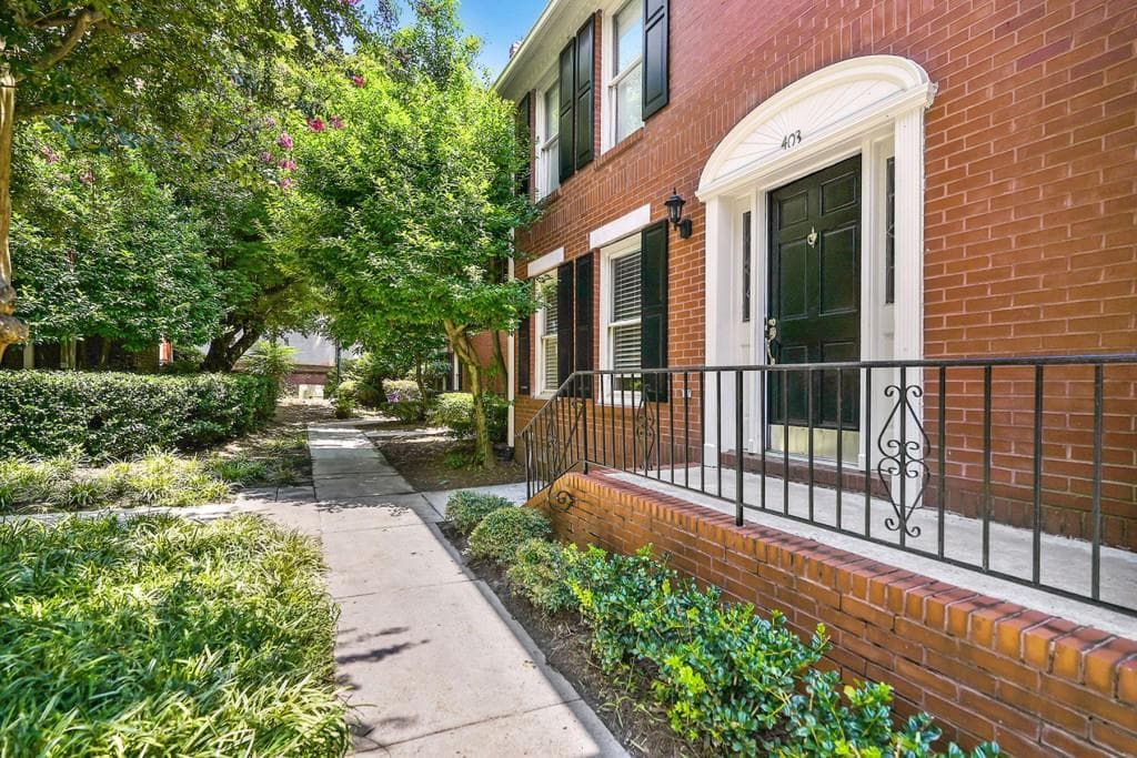 2 bedroom, 3 bathroom, 1,666 sq ft townhouse sold at 403 Defoors Mill Drive, Atlanta, GA 30318