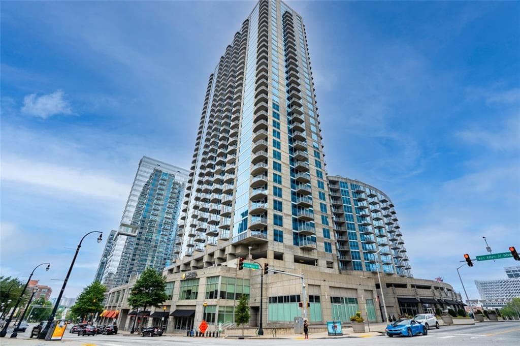 2 bedroom, 3 bathroom, 2,181 sq ft condominium sold at 400 W Peachtree Street 3906-7, Atlanta, GA 30308