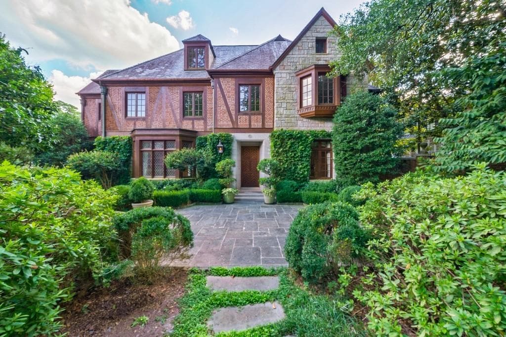 5 bedroom, 7 bathroom, 8,254 sq ft single family residence sold at 330 Peachtree Battle Avenue, Atlanta, GA 30305
