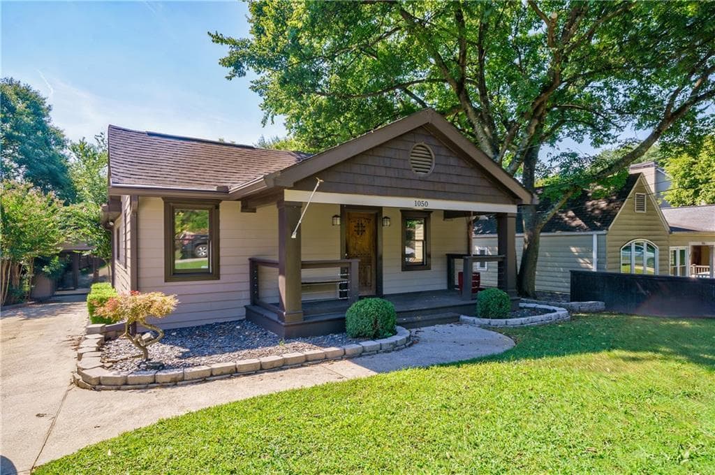 3 bedroom, 2 bathroom single family residence sold at 1050 Davis Circle, Atlanta, GA 30318