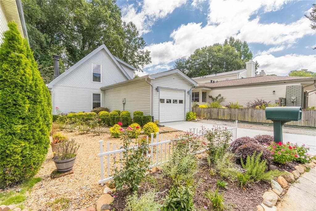 3 bedroom, 2 bathroom, 1,578 sq ft single family residence sold at 923 Bobcat Court, Marietta, GA 30067