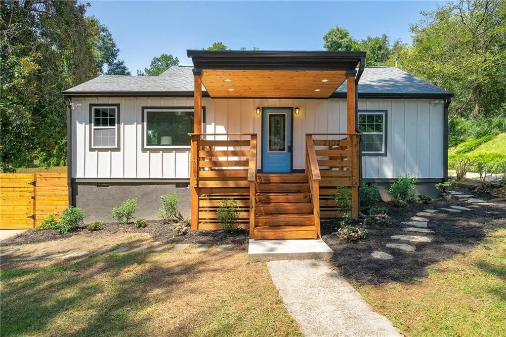 3 bedroom, 2 bathroom, 1,800 sq ft single family residence sold at 2107 NW Arlington Circle, Atlanta, GA 30318