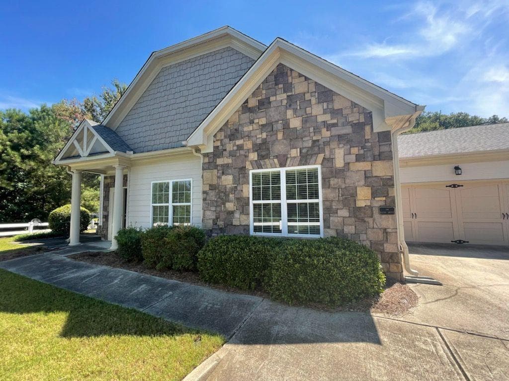 2 bedroom, 2 bathroom, 1,367 sq ft condominium sold at 106 GLENS Drive, Woodstock, GA 30188