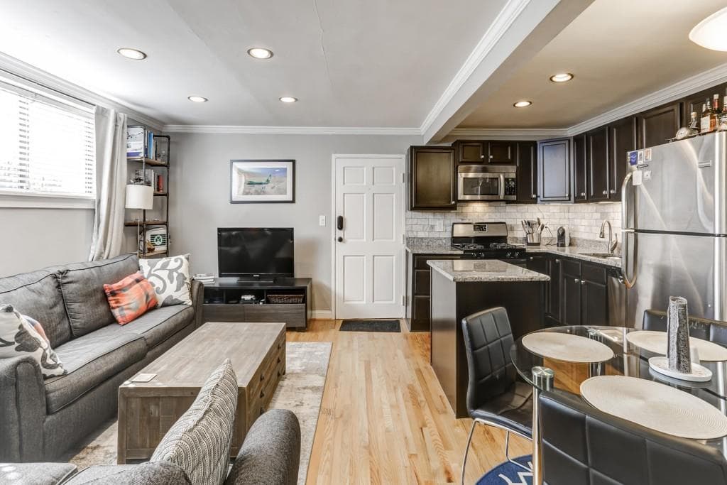1 bedroom, 1 bathroom, 750 sq ft condominium sold at 880 Glendale Terrace 9, Atlanta, GA 30308