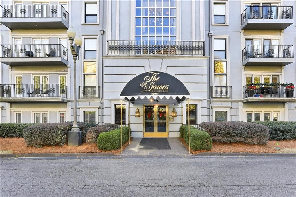 3 bedroom, 2 bathroom, 1,781 sq ft condominium sold at 3203 Lenox Road 24, Atlanta, GA 30324 — photo 1 of 1